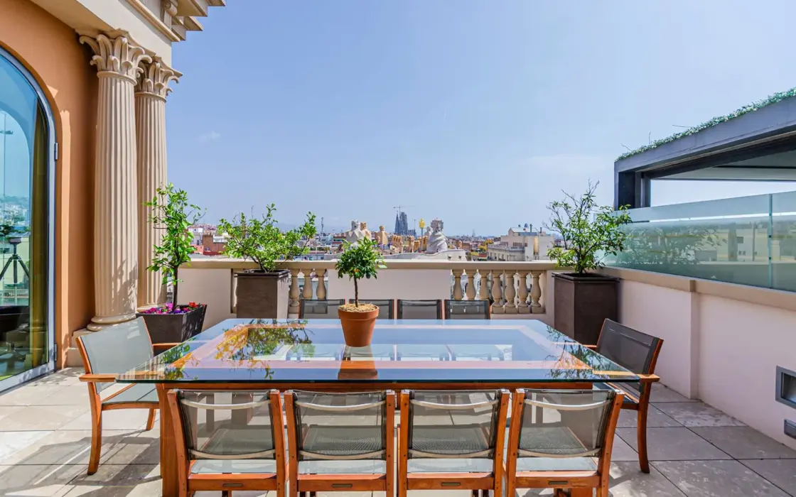 Элитный пентхаус с бассейном на Пасео-де-Грасия, Барселона