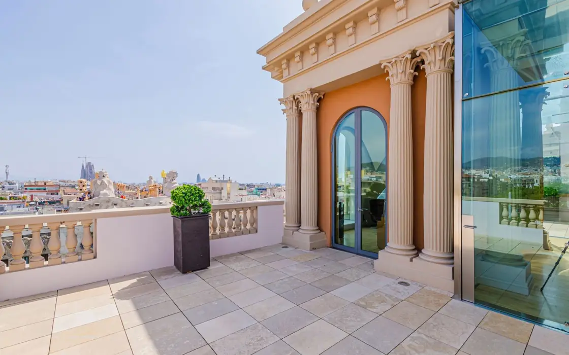 Элитный пентхаус с бассейном на Пасео-де-Грасия, Барселона