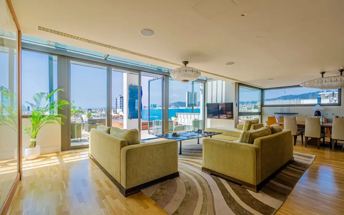 Элитный пентхаус с бассейном на Пасео-де-Грасия, Барселона