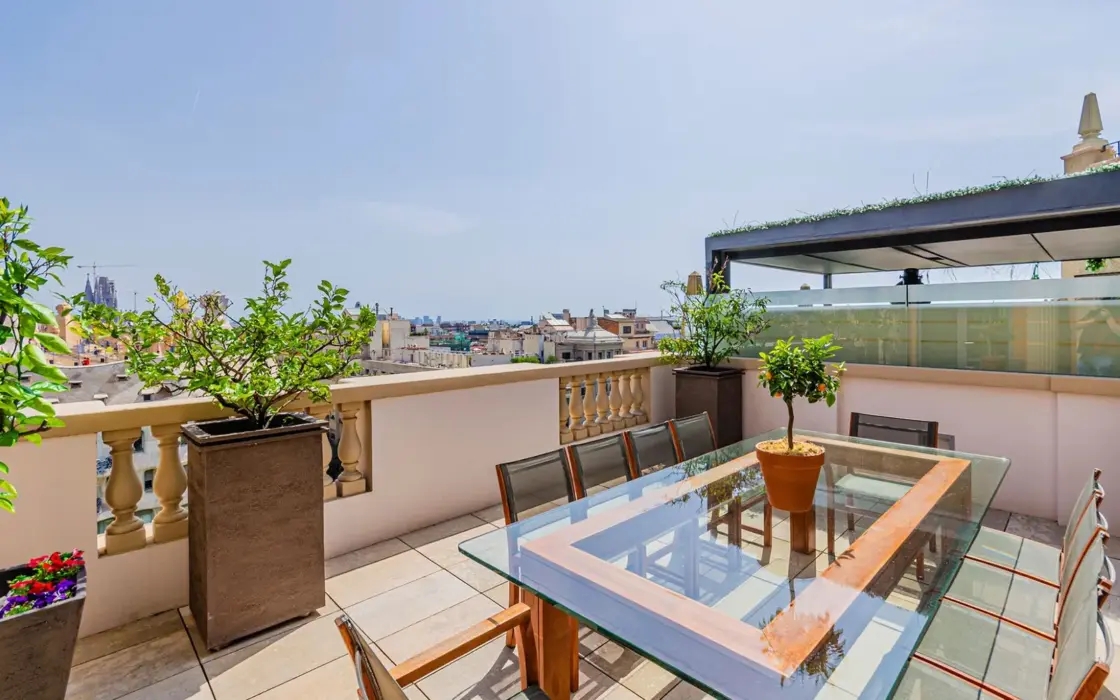 Элитный пентхаус с бассейном на Пасео-де-Грасия, Барселона