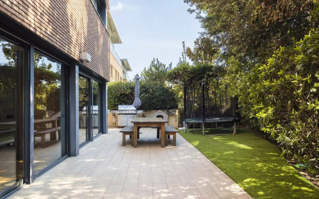 Вілла з терасою в Барселоні, район Саррія-Сант Жервасі