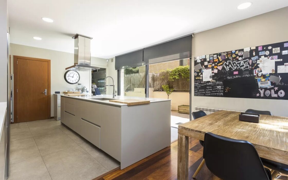 Вілла з терасою в Барселоні, район Саррія-Сант Жервасі