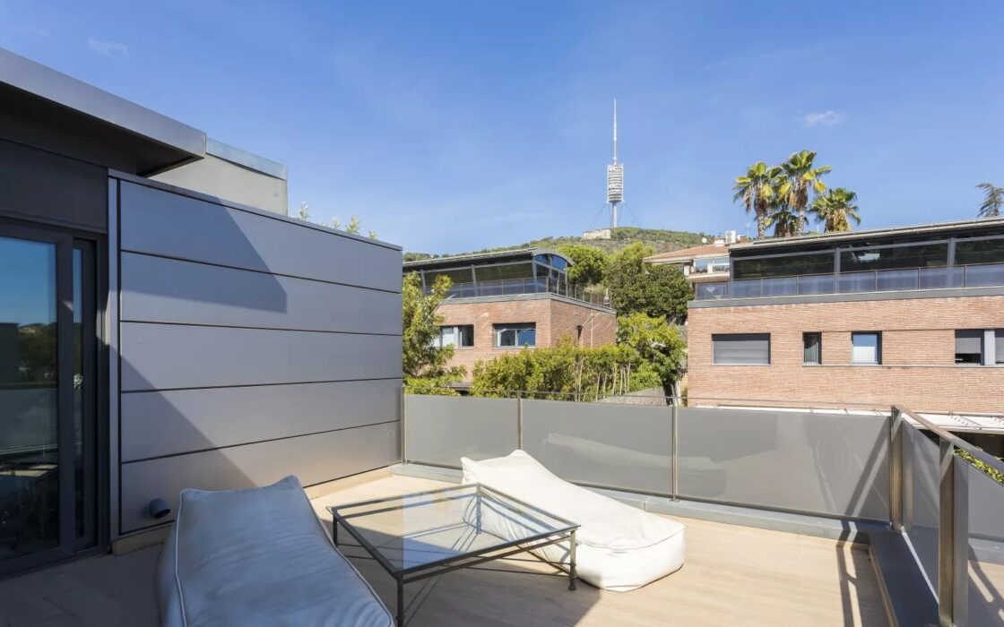 Вілла з терасою в Барселоні, район Саррія-Сант Жервасі