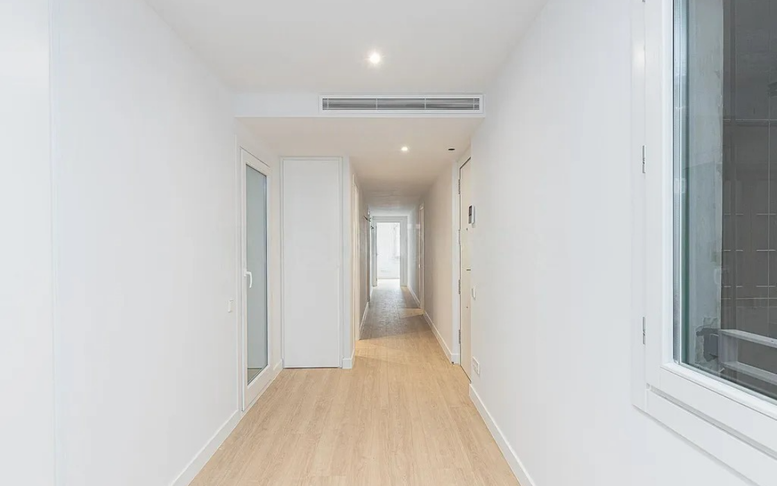 Стильные апартаменты с террасой в центре Барселоны 3 комнаты