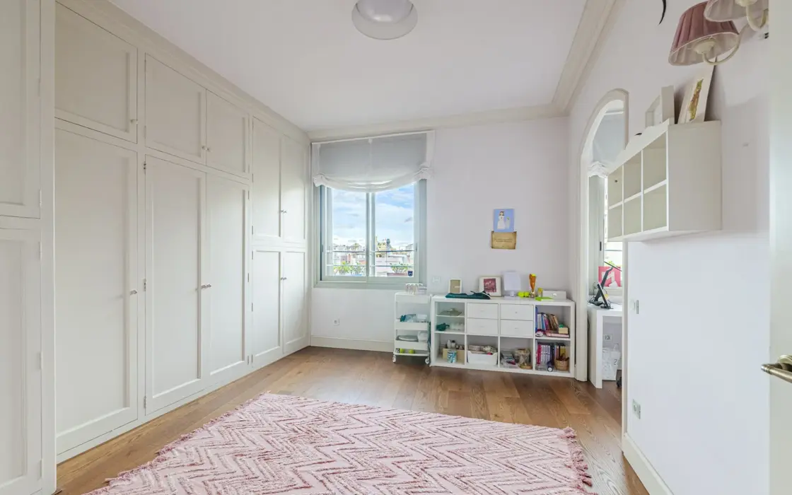 Просторная квартира в Барселоне 226 кв.м с террасой