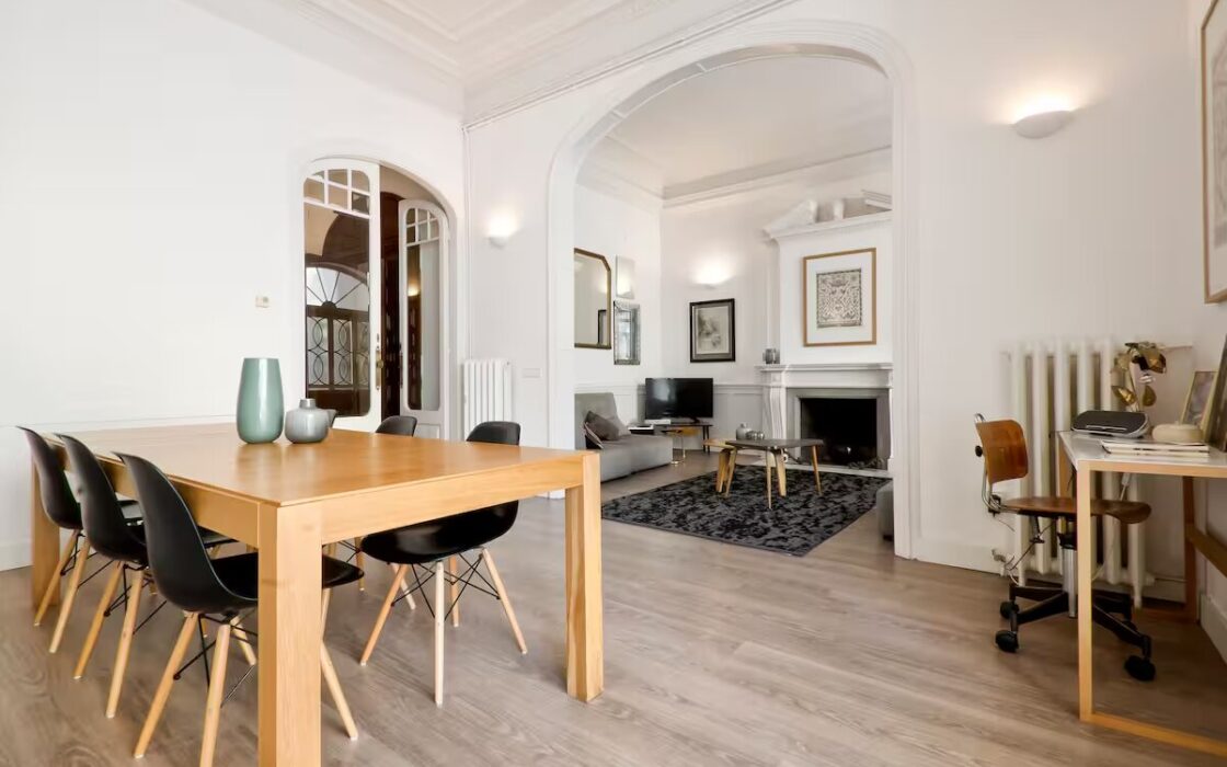 Елегантна квартира з терасою в центрі Барселони 4 кімнати