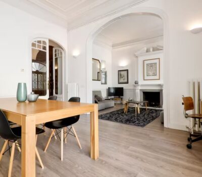 Елегантна квартира з терасою в центрі Барселони 4 кімнати