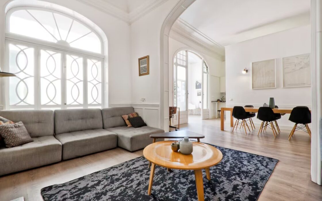 Елегантна квартира з терасою в центрі Барселони 4 кімнати