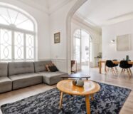 Елегантна квартира з терасою в центрі Барселони 4 кімнати