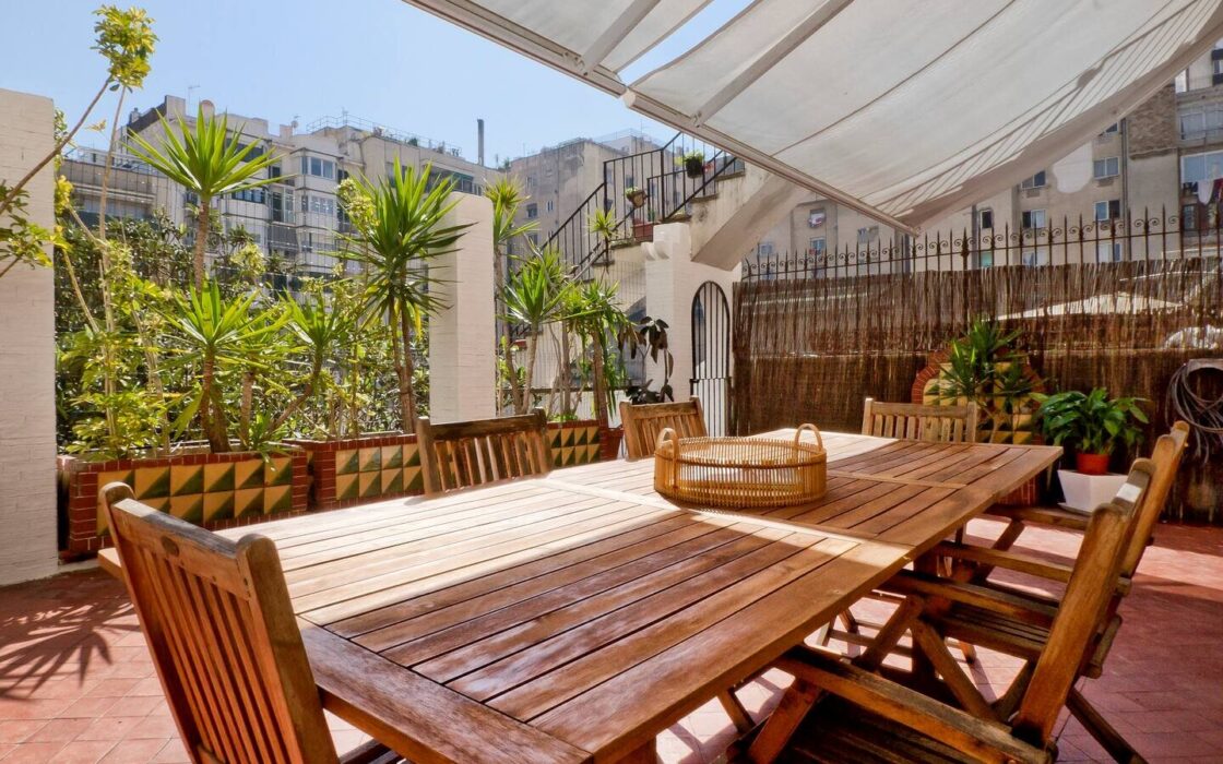 Елегантна квартира з терасою в центрі Барселони 4 кімнати