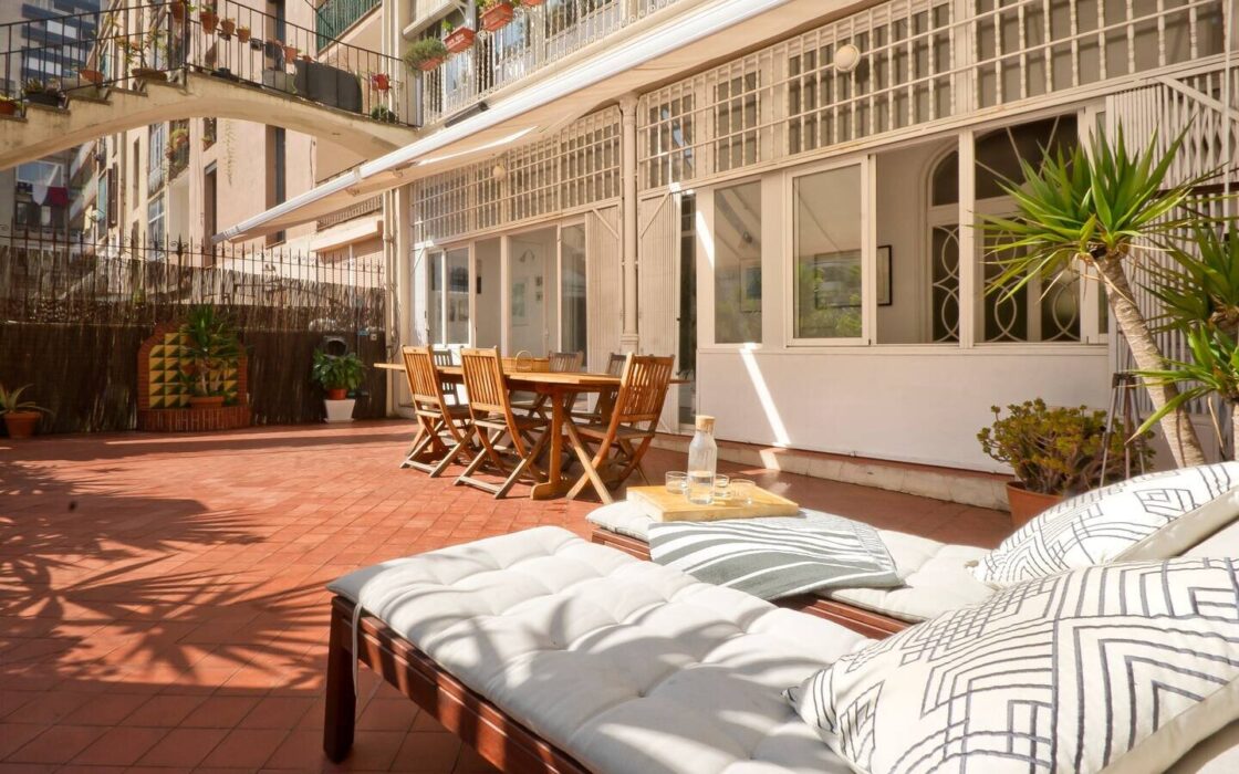 Елегантна квартира з терасою в центрі Барселони 4 кімнати