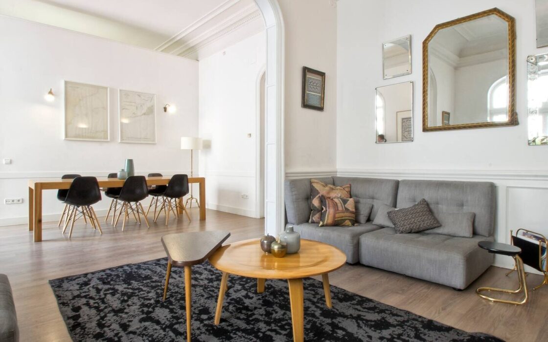 Елегантна квартира з терасою в центрі Барселони 4 кімнати