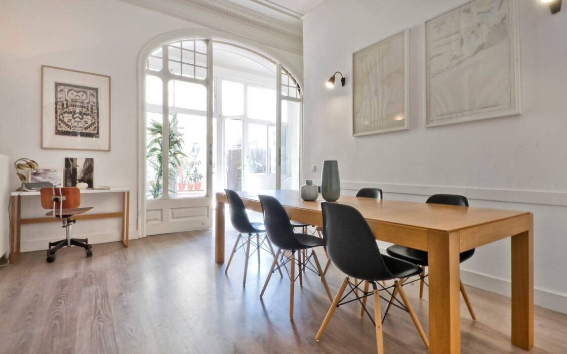 Елегантна квартира з терасою в центрі Барселони 4 кімнати