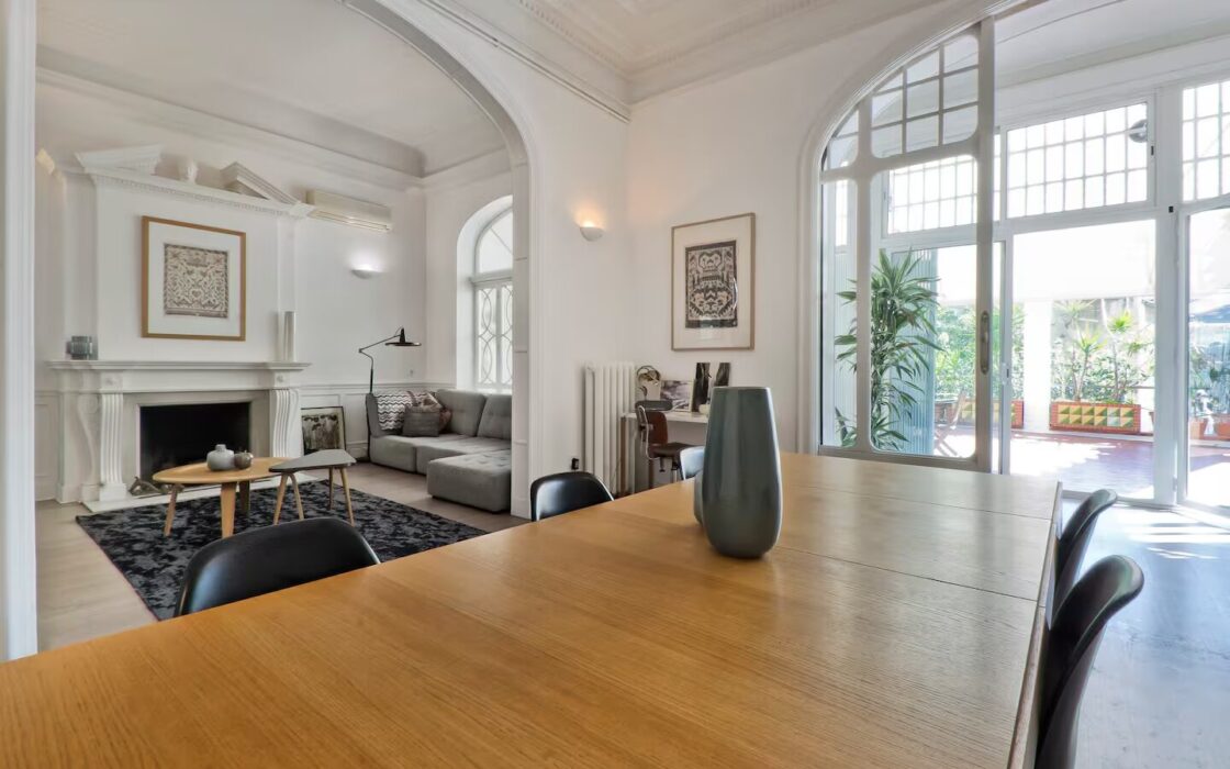 Елегантна квартира з терасою в центрі Барселони 4 кімнати