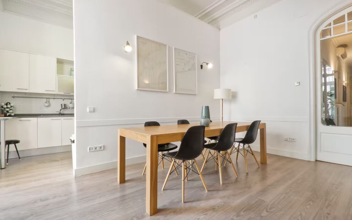 Елегантна квартира з терасою в центрі Барселони 4 кімнати