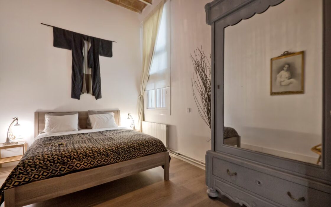 Елегантна квартира з терасою в центрі Барселони 4 кімнати