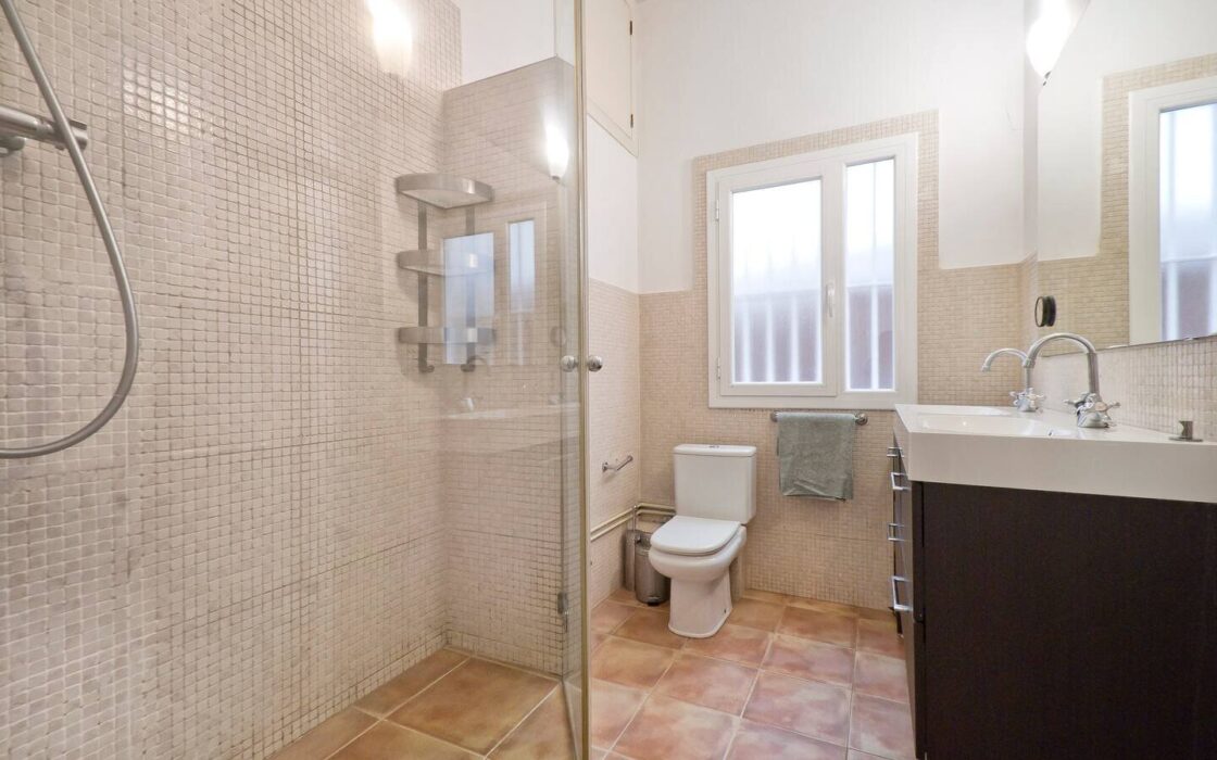 Елегантна квартира з терасою в центрі Барселони 4 кімнати