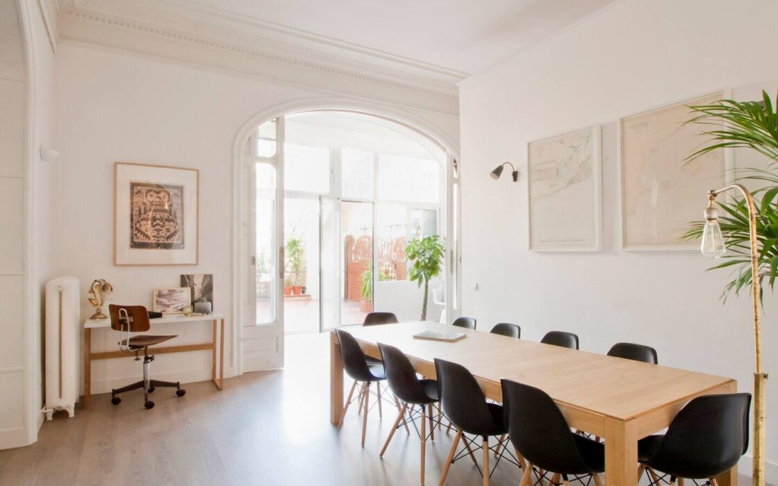 Елегантна квартира з терасою в центрі Барселони 4 кімнати