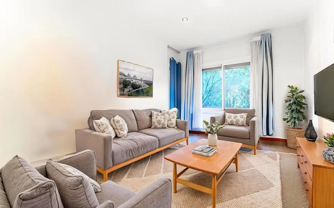 Світла квартира 95 кв.м з терасою в Барселоні Ейшампле