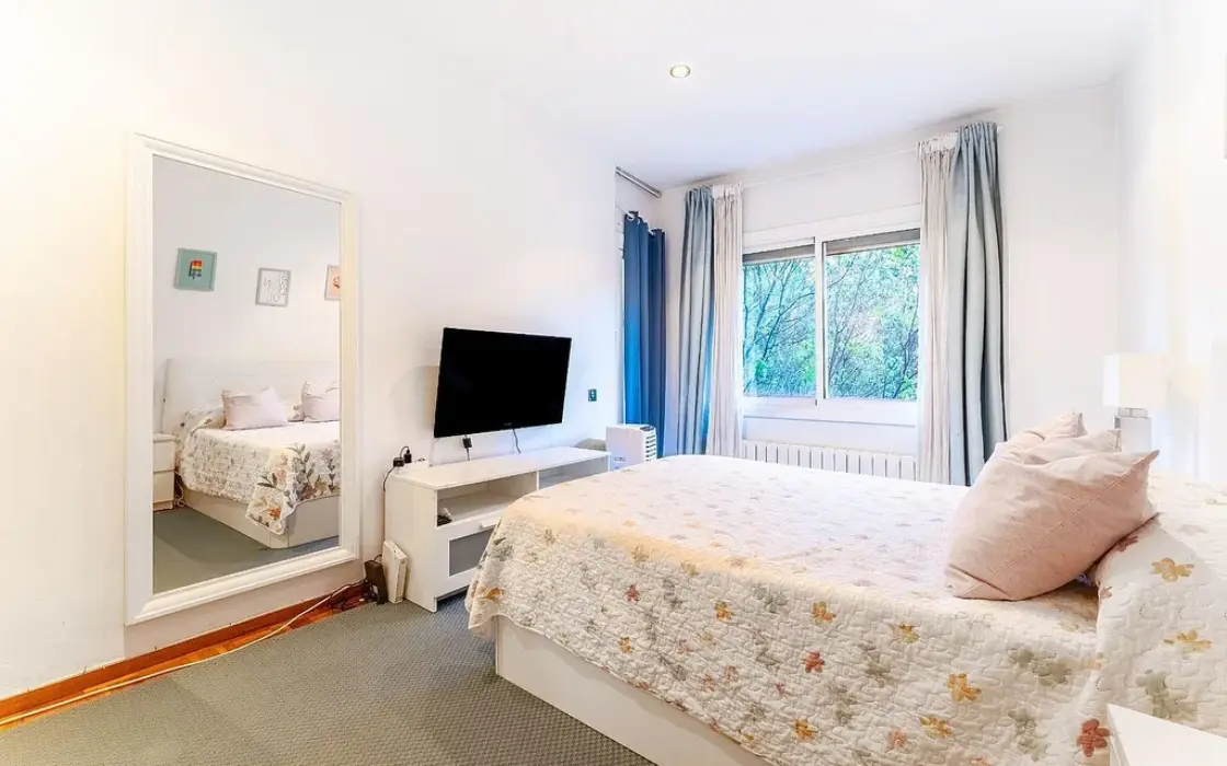 Світла квартира 95 кв.м з терасою в Барселоні Ейшампле