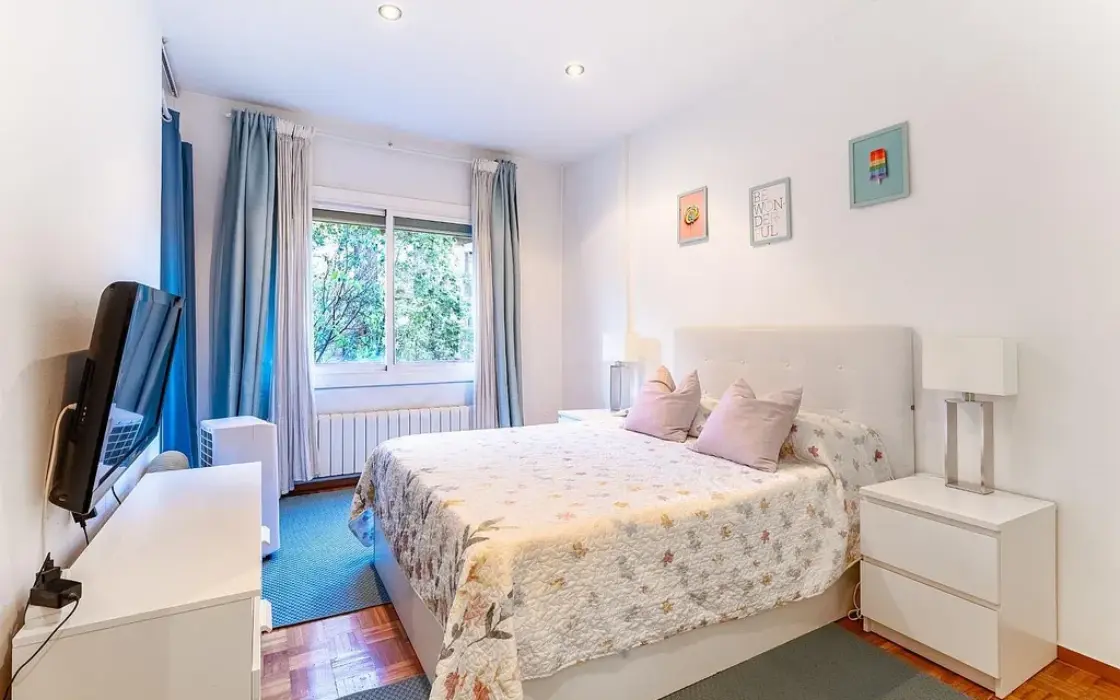 Світла квартира 95 кв.м з терасою в Барселоні Ейшампле