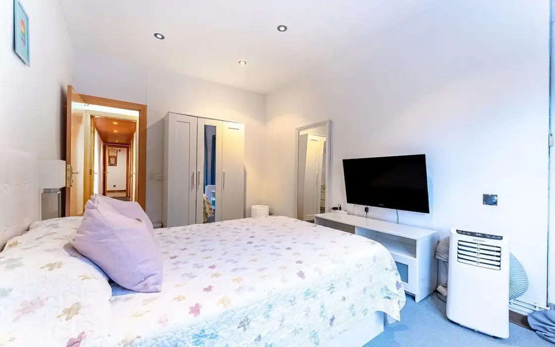 Світла квартира 95 кв.м з терасою в Барселоні Ейшампле