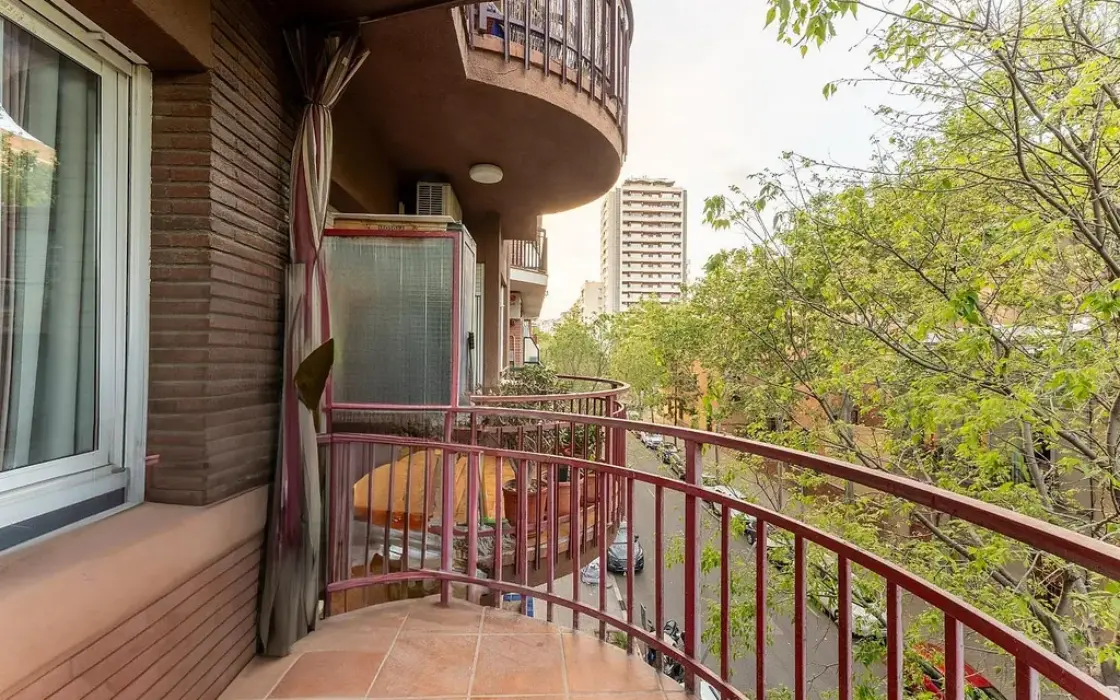 Світла квартира 95 кв.м з терасою в Барселоні Ейшампле