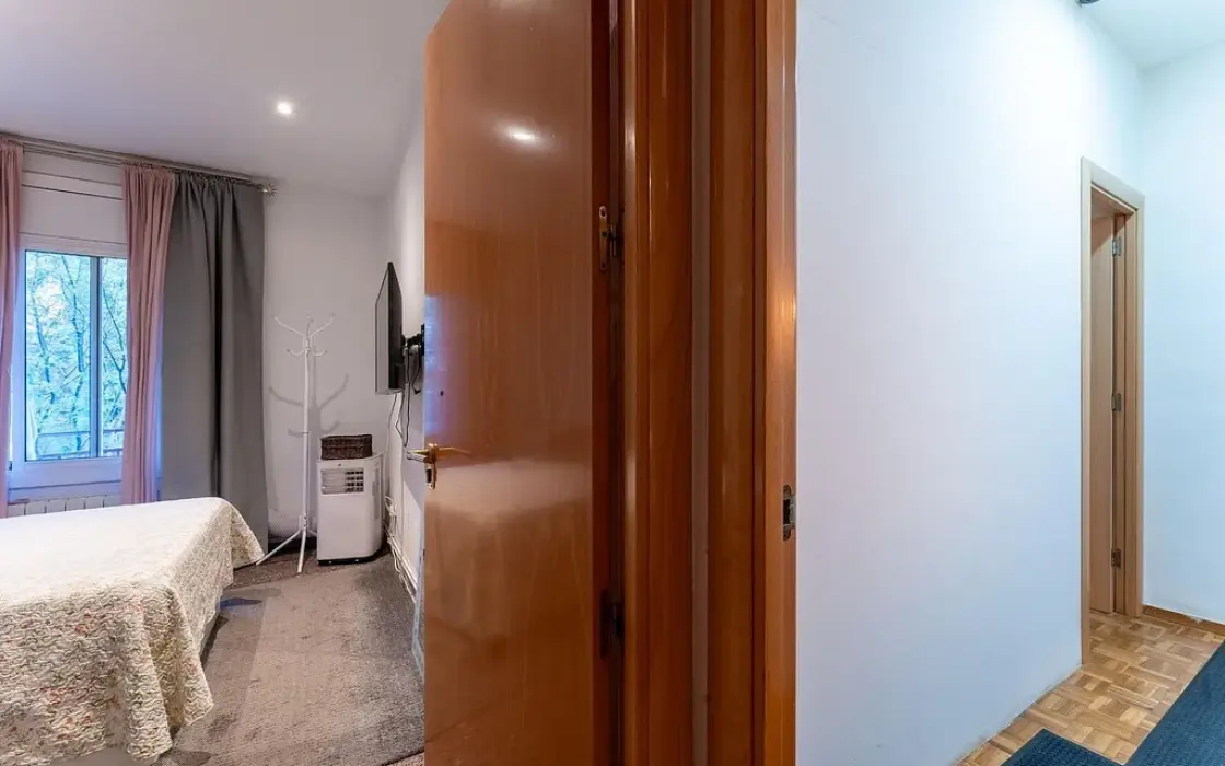 Світла квартира 95 кв.м з терасою в Барселоні Ейшампле