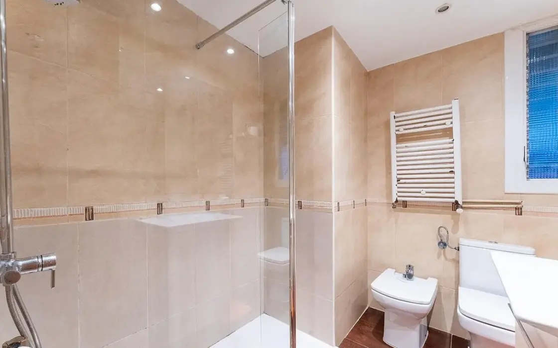 Світла квартира 95 кв.м з терасою в Барселоні Ейшампле