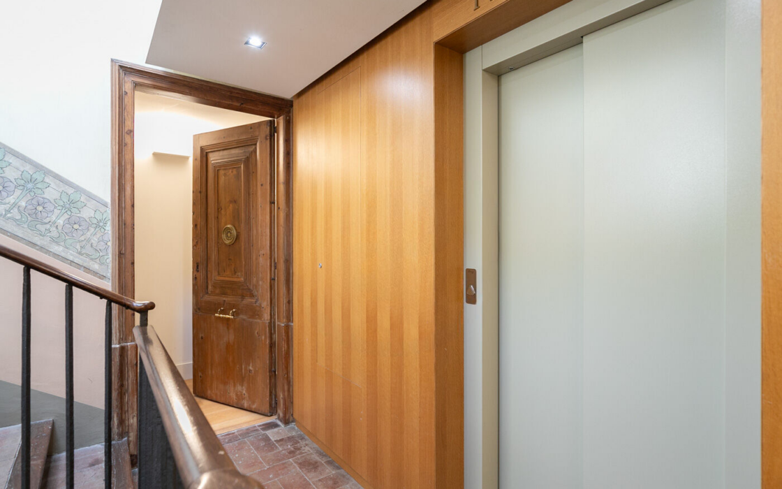 Історична квартира з терасою в Готичному кварталі Барселони