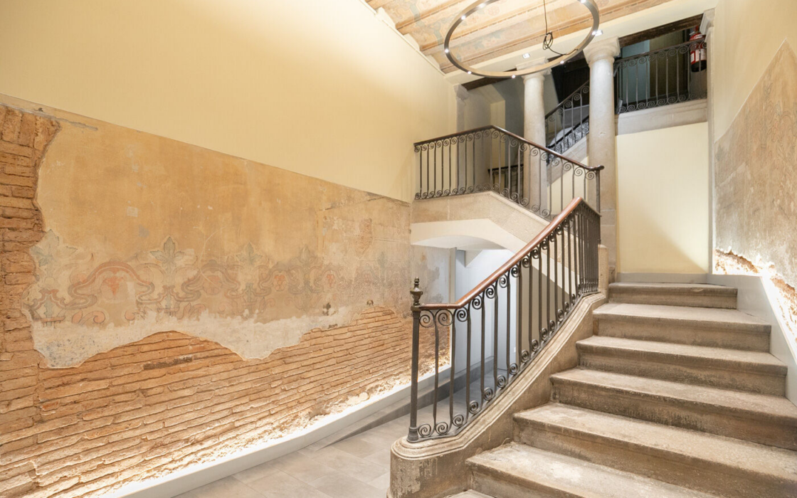 Історична квартира з терасою в Готичному кварталі Барселони