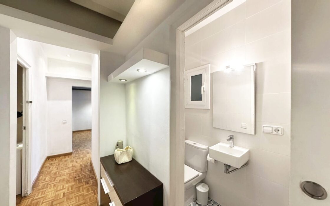 Світла квартира з балконом у Барселоні, 3 спальні