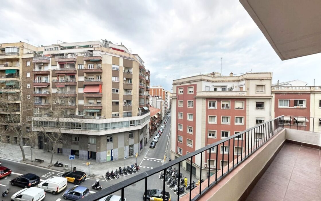 Світла квартира з балконом у Барселоні, 3 спальні