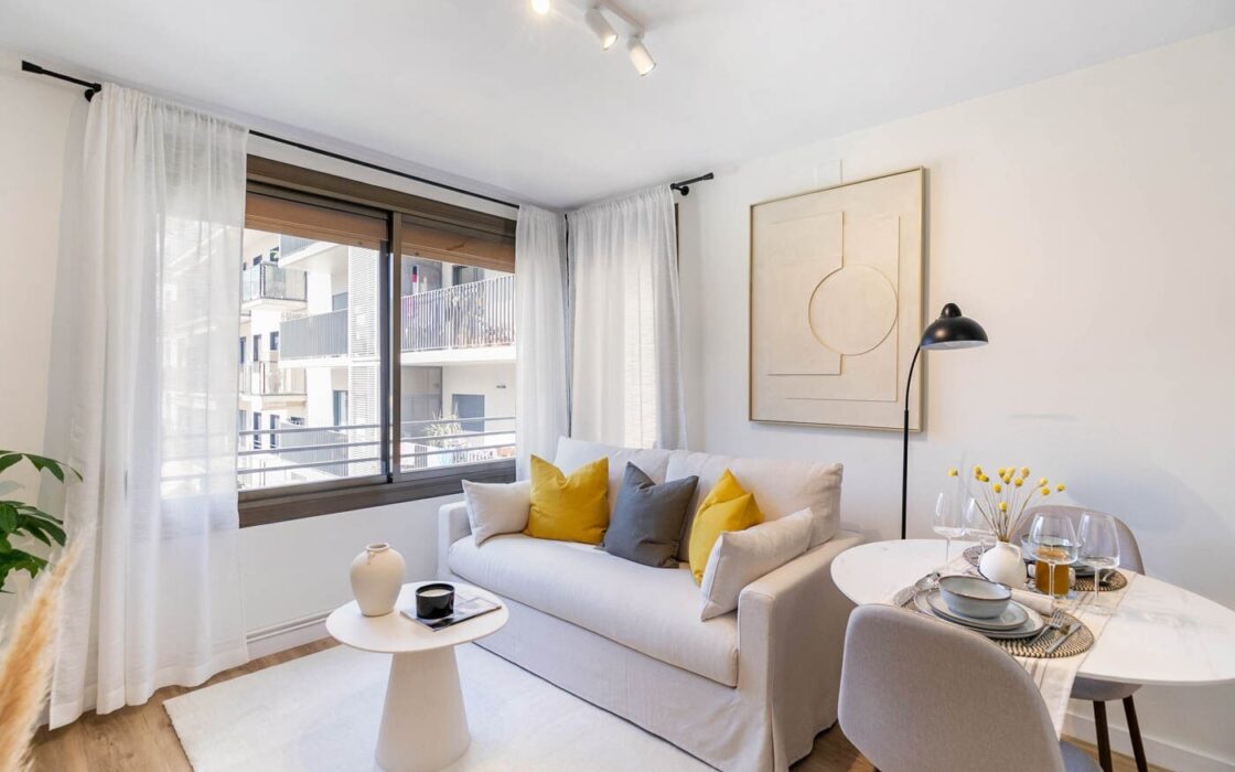 Уютная квартира с ремонтом в Побленоу, Барселона, 2 комнаты