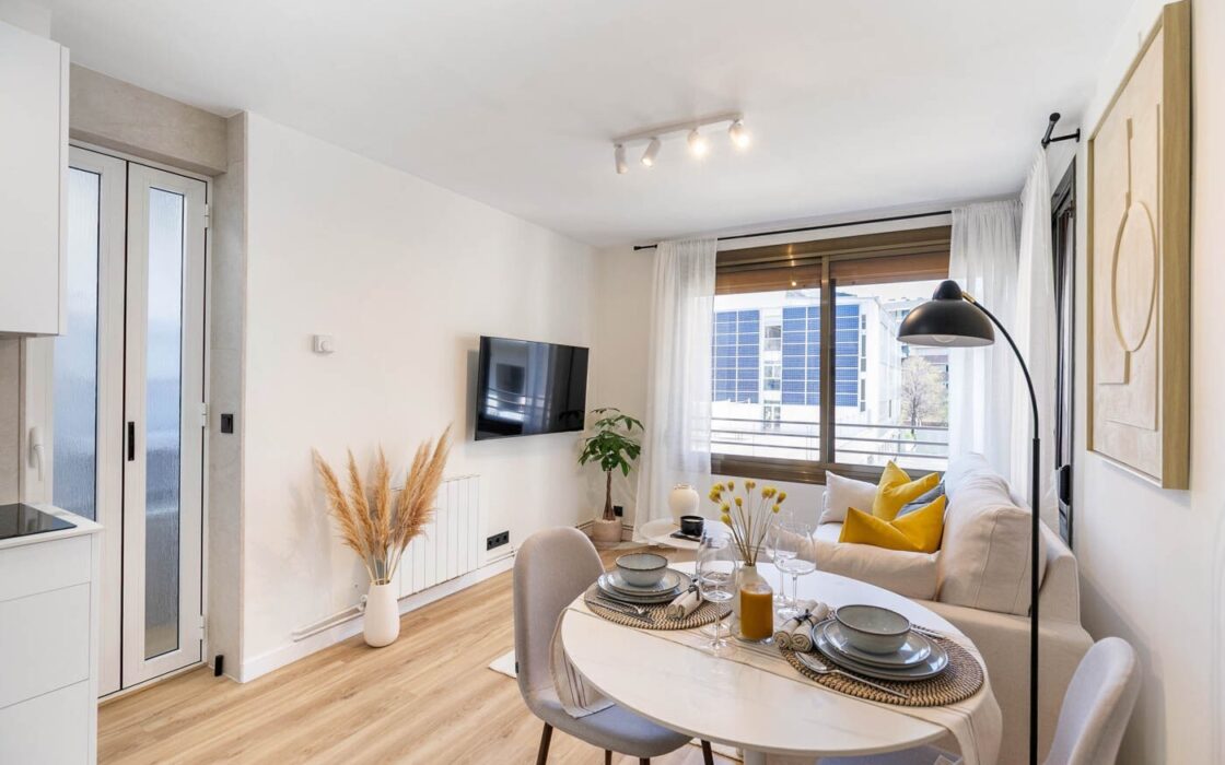 Уютная квартира с ремонтом в Побленоу, Барселона, 2 комнаты