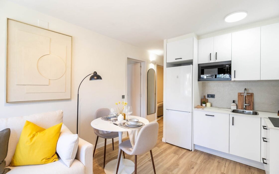 Уютная квартира с ремонтом в Побленоу, Барселона, 2 комнаты