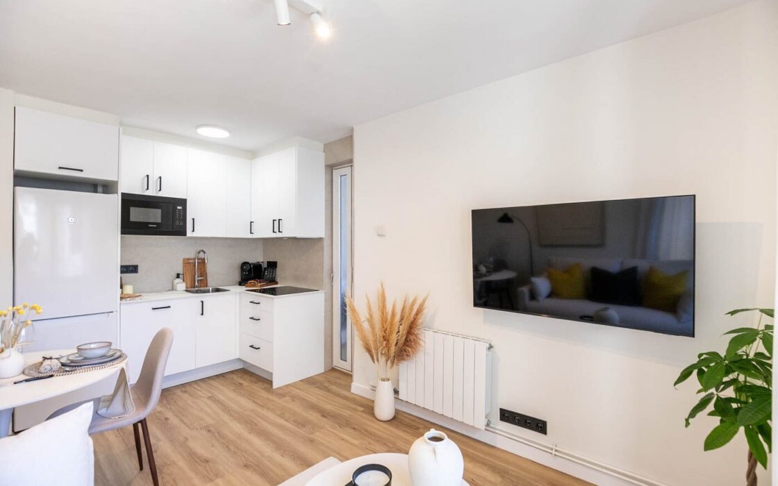 Уютная квартира с ремонтом в Побленоу, Барселона, 2 комнаты