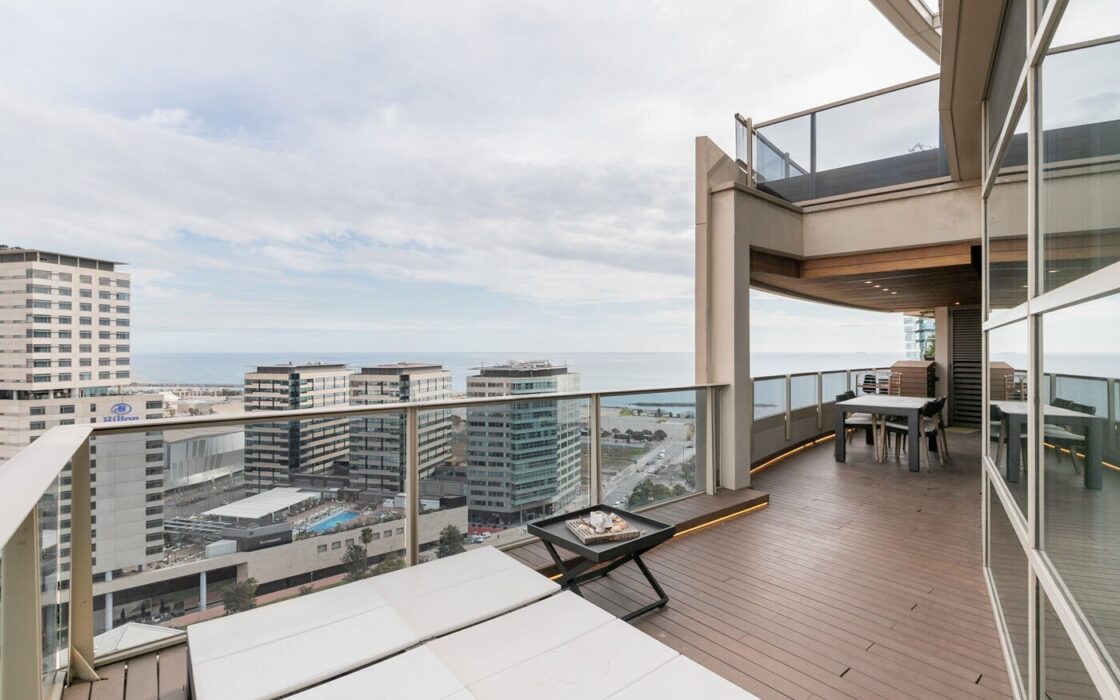 Дуплекс-пентхаус з терасами та морським видом у Барселоні