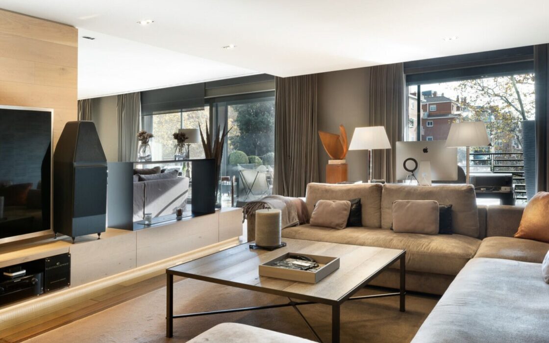 Просторная квартира с террасой в Барселоне 492 кв.м 4 комнаты