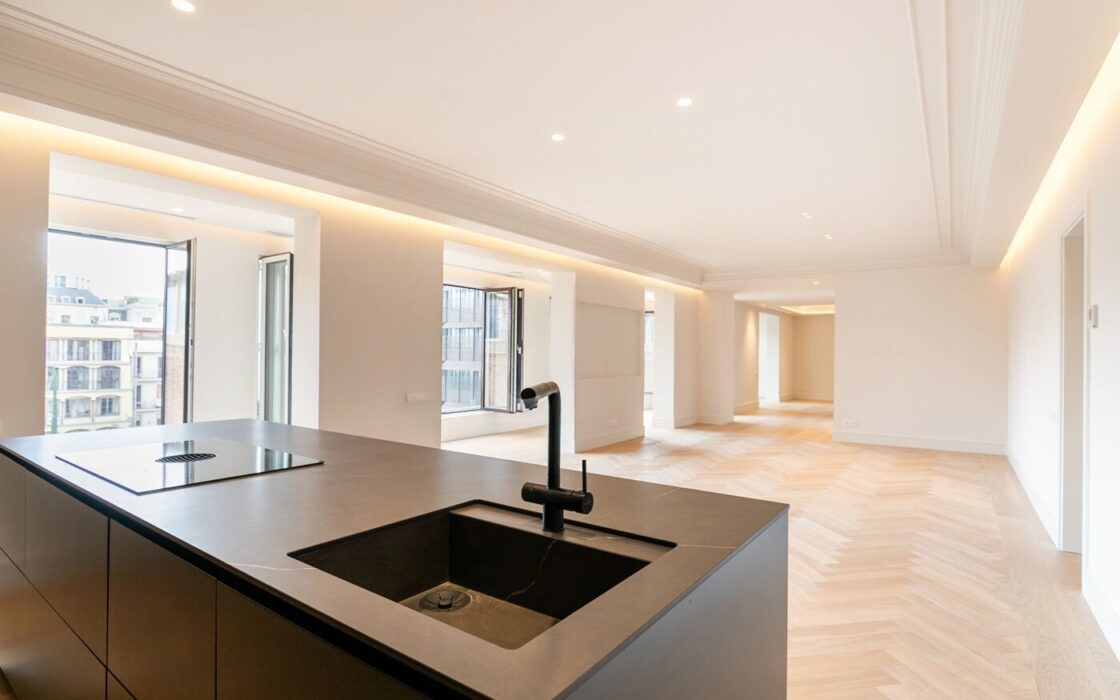 Отремонтированная квартира с террасой в Барселоне 279 кв.м