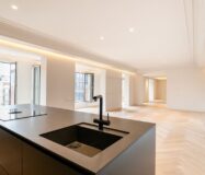 Отремонтированная квартира с террасой в Барселоне 279 кв.м