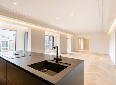 Отремонтированная квартира с террасой в Барселоне 279 кв.м