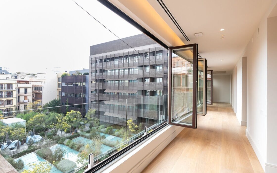 Отремонтированная квартира с террасой в Барселоне 279 кв.м