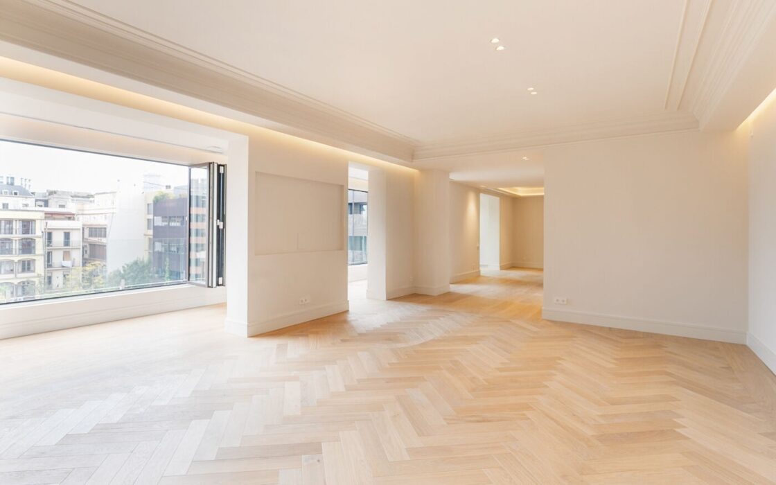 Отремонтированная квартира с террасой в Барселоне 279 кв.м