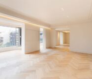 Отремонтированная квартира с террасой в Барселоне 279 кв.м