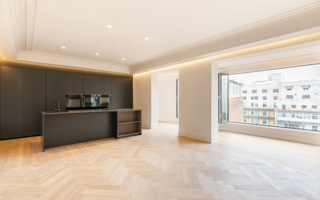 Отремонтированная квартира с террасой в Барселоне 279 кв.м