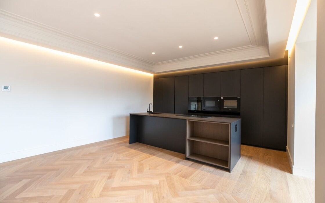 Отремонтированная квартира с террасой в Барселоне 279 кв.м