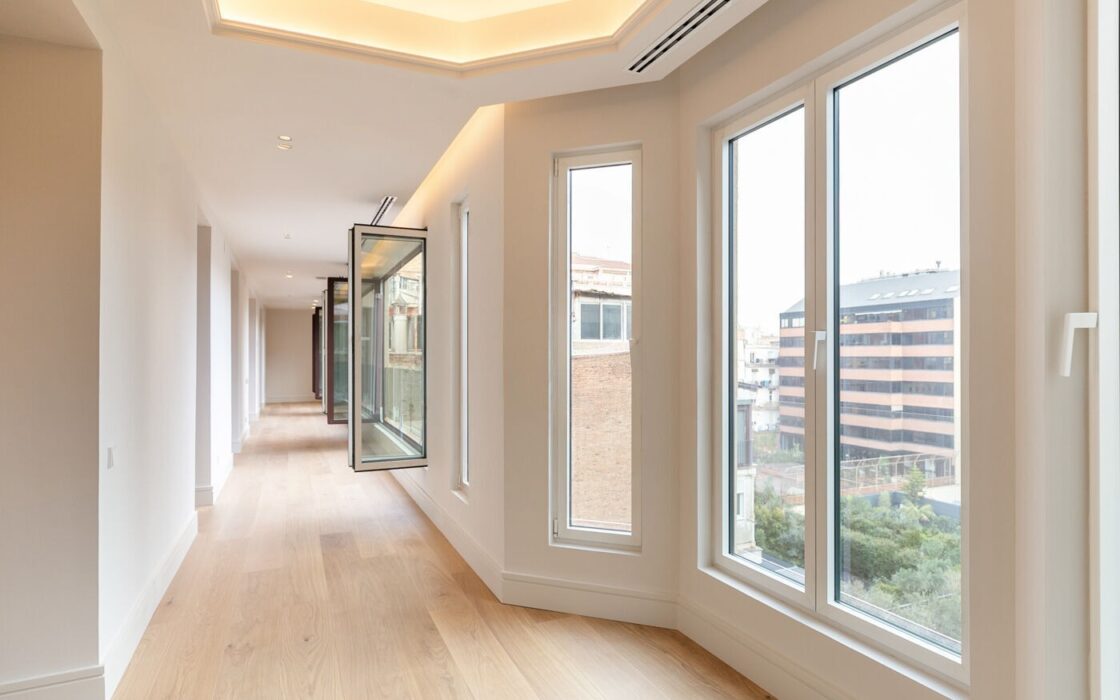 Отремонтированная квартира с террасой в Барселоне 279 кв.м