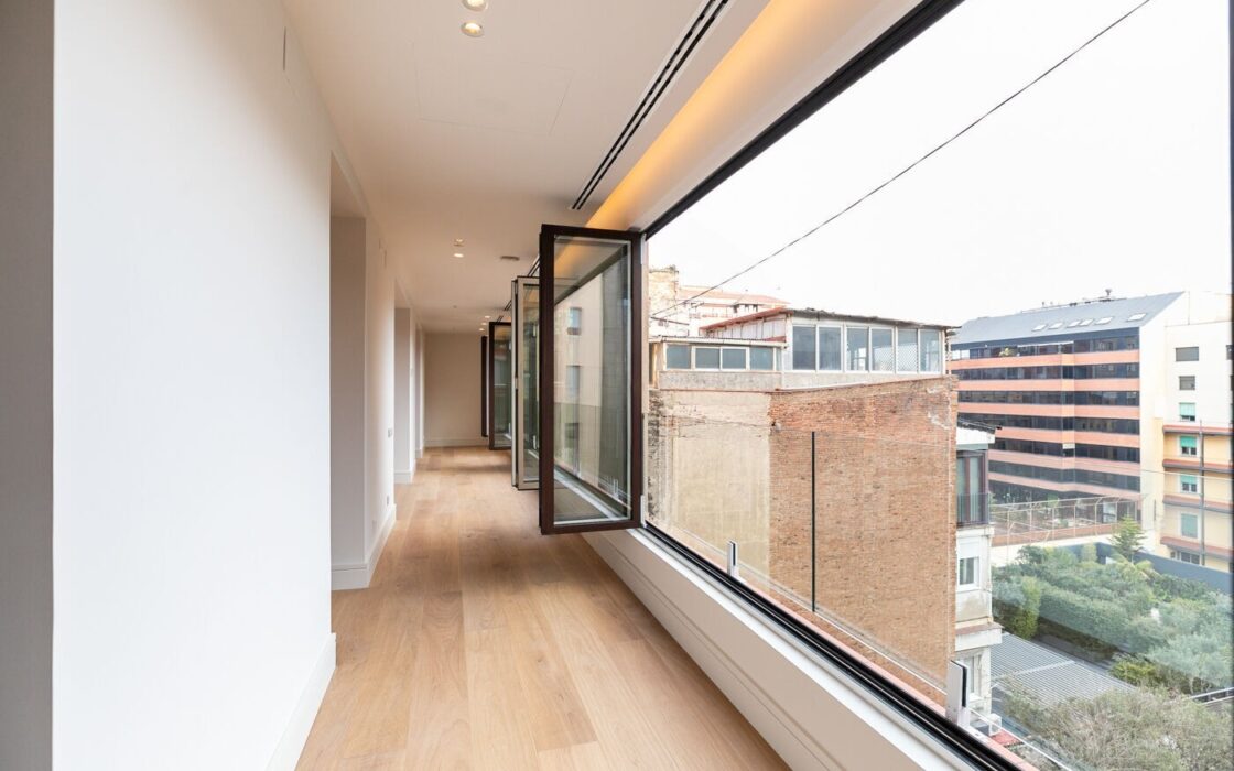 Отремонтированная квартира с террасой в Барселоне 279 кв.м