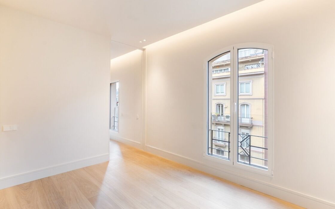 Отремонтированная квартира с террасой в Барселоне 279 кв.м